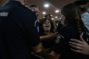 Δίκη Χρυσής Αυγής: Εικόνες ντροπής με τους οπαδούς του Κασιδιάρη να τον χαιρετούν ναζιστικά - Η οργή της Μάγδας Φύσσα