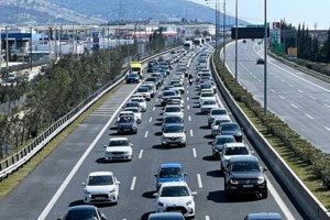 Σοβαρό τροχαίο με νταλίκες στον Σείρειο: Γέμισε με χλωρίνες η εθνική οδός [εικόνες]