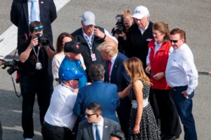 Δεν "κρατιέται" η ανιψιά του Τραμπ - Βγάζει νωρίτερα το βιβλίο που "καίει" τον Αμερικανό πρόεδρο