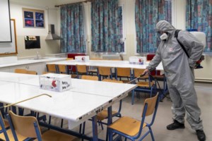 Πλεξιγκλάς στις αίθουσες των σχολείων όπως στη Βουλή, ζητούν οι καθηγητές - Όχι στο άνοιγμα Γυμνασίων, Α' και Β' Λυκείου