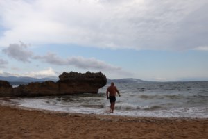 Καύσωνας: Άνδρας έδωσε νερό σε εξαντλημένη και διψασμένη δεντρογαλιά – Τον αποθεώνει το Tik Tok [Βίντεο]