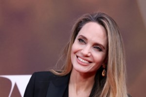 Άλλος άνθρωπος η Αντζελίνα Τζολί: Η τεράστια αλλαγή στα μαλλιά της που την έκανε ακόμα πιο εκθαμβωτική - εικόνα 9