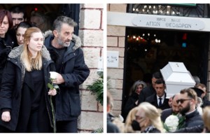 Σύνταγμα: Συγκέντρωση στη μνήμη του μικρού Άγγελου, που κακοποιήθηκε βάναυσα από τη μητέρα του και τον σύντροφό της - εικόνα 3