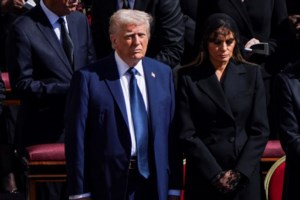 Τα "πένθιμα" γενέθλια της Μελάνια Τραμπ: Έγινε 55 ετών ντυμένη στα μαύρα - Το "ταπεινό" δώρο του Ντόναλντ Τραμπ