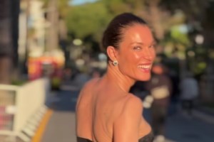 Βίκυ Καγιά: Με navy blue μάξι φόρεμα Victoria Beckham στη Λίμνη Βουλιαγμένης - Το framed ντεκολτέ και η ρευστή σιλουέτα - εικόνα 8