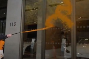 Πέταξαν πουρέ σε πίνακα του Μονέ στη Γερμανία - Νέο κρούσμα παραλογισμού από ακτιβιστές για το κλίμα - εικόνα 3