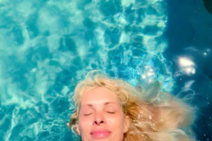 Ελένη Μενεγάκη: Η νέα φωτογραφία από τις διακοπές στη Νάξο - Οι αγορές που έκανε στο νησί