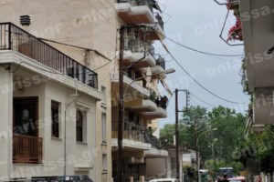 Λάρισα: Με κατάγματα στα πλευρά η 13χρονη που έπεσε από μπαλκόνι τρίτου ορόφου - Την έσωσε η τέντα