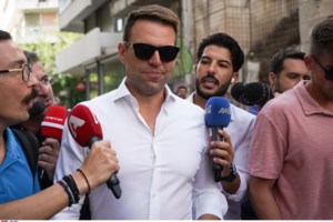 Γκάφα Κασσελάκη στη Βουλή: Νόμιζε ότι ο Φωτήλας είναι βουλευτής ΣΥΡΙΖΑ και του ζητούσε να συνεργάζεται στενά με τον Φάμελλο