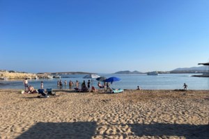 "Κίνημα της πετσέτας": Καταγγελία στη Νάξο για εκσκαφικό που μπήκε στη θάλασσα και έβγαζε τα βράχια από παραλία