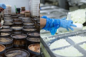 Τσιάρας: Οι δασμοί φέρνουν Ελλάδα και ΗΠΑ στο τραπέζι των διαπραγματεύσεων λόγω...φέτας και ελιάς