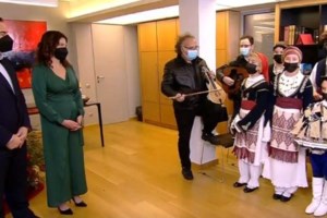 Κυριάκος Μητσοτάκης: Με την κόρη του άκουσε τα κάλαντα από τα παιδιά της Παιδόπολης "Άγιος Ανδρέας" [εικόνες] - εικόνα 3