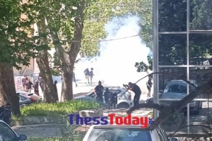 Επεισόδια στη Νομική Αθηνών: "Τελειώσατε τώρα" φώναζαν οι κουκουλοφόροι - "Δεν έχω δει ξανά τόση βία στο πανεπιστήμιο" [εικόνες - βίντεο] - εικόνα 2