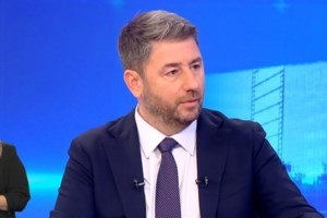 ΠΑΣΟΚ: Στηρίζει Ανδρουλάκη ο "παπα-Μιχάλης" - Η συνάντηση με τον ηθοποιό του "Σασμού" [βίντεο]