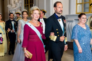 Τατιάνα Μπλάτνικ: Το τολμηρό μαγιό με το πολύ ανοιχτό ντεκολτέ και το ασορτί πουκάμισο που το συνδύασε - εικόνα 8