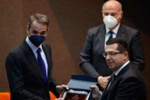 Μητσοτάκης στη Θεσσαλονίκη: Του έκαναν δώρο σουγιαδάκι - "Για να ξυρίζετε Τσίπρα και Πολάκη στη Βουλή" [βίντεο]