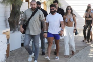 Χειροπέδες στους επτά "ποντικούς" που ρήμαζαν βίλες στη Μύκονο: Εκαναν 39 διαρρήξεις με λεία 320.000 ευρώ - εικόνα 5