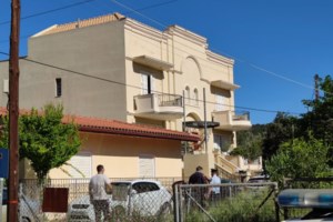 Γλυκά Νερά: Συγκλονίζουν οι φωτογραφίες με το μωρό - Το απομακρύνουν οι αστυνομικοί - εικόνα 6