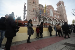 Εισαγγελική παρέμβαση  για τον παπά που έριχνε αγιασμό με τη μάνικα - [Βίντεο] - εικόνα 2