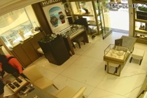 Χαλκιδική: Βίντεο - ντοκουμέντο από τη στιγμή που οι "Ροζ Πάνθηρες" το σκάνε με πατίνια μετά τη ληστεία