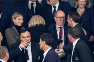 Très chic στην Ελβετία η Μπριζίτ Μακρόν: Το Louis Vuitton μαντό με τις δερμάτινες λεπτομέρειες - εικόνα 13