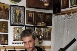 Θεσσαλονίκη: Η στιγμή που οι αστυνομικοί μπαίνουν στη "γιάφκα" των "Θεματοφυλάκων του Συντάγματος"  - Οκτώ προσαγωγές [βίντεο]