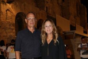 Τομ Χανκς και Ρίτα Γουίλσον: Διέρρηξαν το σπίτι τους στο Λος Άντζελες μέρα μεσημέρι σπάζοντας τα τζάμια