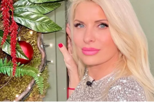 Ελένη Μενεγάκη: Η φωτογραφία από τα παιδικά της χρόνια δίπλα στο χριστουγεννιάτικο δέντρο [βίντεο]