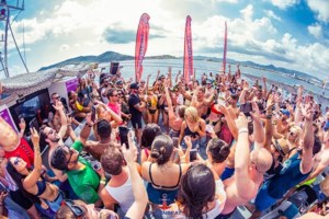 Η Χριστίνα Πολίτη ανέβασε βίντεο με επίδοξους κλέφτες φιλικού της σπιτιού στη Μύκονο: "Δεν υπάρχει μία φέτος παιδιά δεν τα μάθατε;"