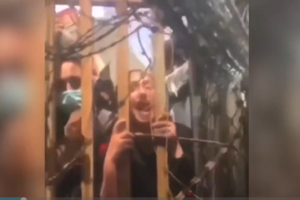 Απίστευτες σκηνές βίας στο Αφγανιστάν: Οι Ταλιμπάν χτυπούν και μαστιγώνουν πολίτες και περαστικούς στους δρόμους [Βίντεο] - εικόνα 3