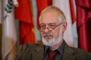 Η οργισμένη διάψευση της Έφης Αχτσιόγλου για τον... καναπέ και τις δύο βιβλιοθήκες: "Εχω περάσει πολύ χειρότερα"