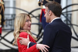 Η Μελόνι απαντά με selfie και... ιταλικά στο "ηλίθια με δίπλωμα και άσχημη γυναικούλα" Ρώσου παρουσιαστή