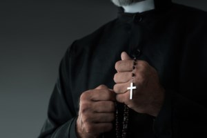 Σκάνδαλο Καθολικής Εκκλησίας Ελλάδας: Μπουζουξίδικα της Πάτρας έκοβαν τιμολόγιο στην... καθολική Επισκοπή Σύρου