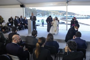 Λέσβος: Συγκίνησε ο Πάπας Φραγκίσκος για τους μετανάστες: ''Όποιος σας φοβάται δεν σας έχει δει στα μάτια'' - εικόνα 2