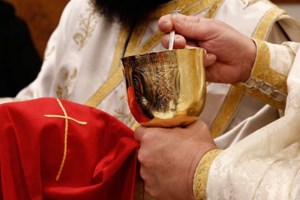 Αυστηρή εντολή Αρχιεπισκόπου Ελπιδοφόρου: Με χωριστά κουτάλια για κάθε πιστό η Θεία Κοινωνία