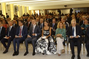 Back to black: Ηλιοκαμένη και αβίαστα σικ η βασίλισσα Λετίσια μέσα στον καύσωνα με μαύρο φόρεμα και χρυσές εσπαντρίγιες - εικόνα 3