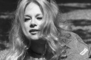 Σπάνια φωτό: Η Αλίκη Βουγιουκλάκη με αέρα ντίβας στους δρόμους του Λονδίνου, στα '70s