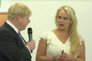 Γιατί δεν αρέσει το BBC στον Τζόνσον - Στο στόχαστρό του  για έλλειψη πατριωτισμού