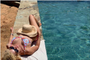 Ελένη Μενεγάκη: Με τη μητέρα της και τον Μάκη Παντζόπουλο σε μοναστήρι της Ανδρου [εικόνες] - εικόνα 2