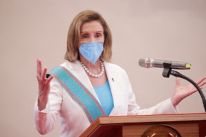 Η πολιτική του ροζ ταγιέρ: Πώς η Νάνσι αντέγραψε τη Χίλαρι για να επιβάλλει την ατζέντα της απέναντι στο Πεκίνο - εικόνα 5