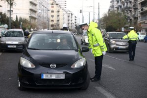 Κορόνα-πάρτι στο μπαλκόνι με τσιφτετέλι και "Ρίξε στο κορμί μου σπίρτο να πυρποληθώ" [βίντεο]