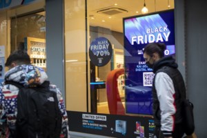 Σε ρυθμούς "Black Friday" η αγορά - Ουρές κόσμου στα καταστήματα στην Ερμού [εικόνες]