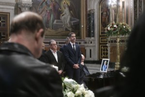 Κηδεία Κώστα Βουτσά: Ο συγκλονιστικός επικήδειος της κόρης του Νικολέττας "Μπαμπά μου, είσαι ο μπαμπάς μου και Σ' Α Γ Α Π Ω"