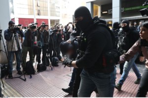 Λύτρας για 18χρονο: Είναι σοκαρισμένος και ρωτά για τον αστυνομικό – Δύο οι φωτοβολίδες που έπεσαν στον 31χρονο [βίντεο]