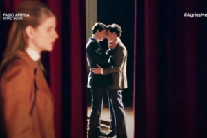 Μαθητές έσκισαν σημαίες gay pride σε σχολείο της Θεσσαλονίκης και προπηλάκισαν μαθήτριες