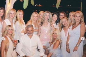 H Mάρα Ζαχαρέα ποζάρει στον φακο με μαύρο μπικίνι στην Πάρο - Έτσι είναι το σώμα της [Εικόνες] - εικόνα 8