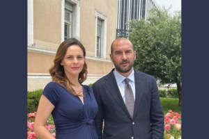 Η εγκυμονούσα Έφη Αχτσιόγλου ποζάρει με φλοράλ φόρεμα λίγο πριν γεννήσει - "Λίγες μέρες έμειναν!" - εικόνα 5