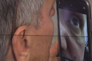 Η τρομακτική στιγμή που μπαταρία κινητού σκάει στα χέρια τεχνικού και τον καίει [βίντεο] - εικόνα 2