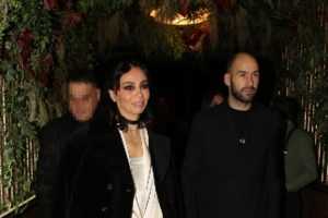 Στην Πάρο Τσιμτσιλή – Χοψονίδου: Το δείπνο με σαμπάνιες για τη νίκη της Εθνικής και το Dolce & Gabbana cropped tοp της Τσιμτσιλή - εικόνα 6