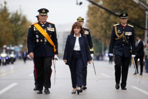 Η πιο συγκινητική στιγμή της ημέρας: Μανούλες στα Χανιά έκαναν παρέλαση αγκαλιά με τα μωρά τους [εικόνες] - εικόνα 4